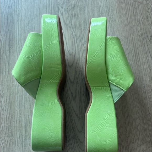 Lisa Says Gah Green Dakota Flatform - Picture 5 of 6